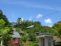 行き止まりの傾斜地にあります