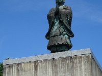 郷里安房の両親をしのびながら朝日を拝む「思親」の銅像