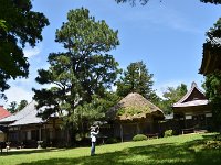 茅葺きが祖師堂　祖師堂の隣に妙見堂