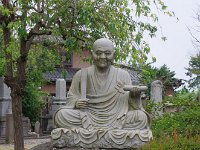 摩訶不思議な像 １２７１年１０月２８日、日蓮聖人を乗せた船が佐渡に近づいたのは、夜の帳が下りた頃だったのかもしれません。ここにあった松の大木に、燈明を掲げる龍神様が現れ、そのお導きで着岸できたといいます。