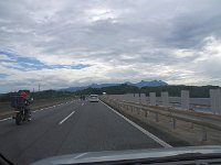 一寸、雲が多くなりました。正面は赤城山