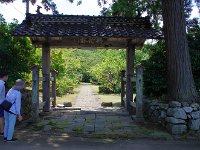 緑の庭園が美しい古刹。本堂など6堂宇が国の登録有形文化財となっています。 なんとも質素な表門です。