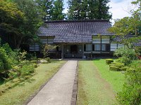 世尊寺は、日蓮聖人の高弟日興上人を開山とする佐渡宗門最初の道場で、文永10年（1273）国府川畔に創建した後、天正10年（1582）当地に移転して現在に至る。