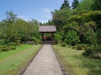 本堂より赤門を見る