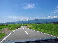 丘を下って根本寺に向かいます。