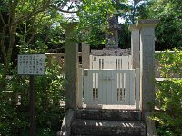 戒壇塚　 文永八年十一月一日より宗祖謫居の地なり、壇上の塔は、味方氏の建設にして、その石材は摂津よりの花崗岩なりと伝ふ。 当山、祖師堂移転の後、土を築きて戒壇塚又は経塚と称す。文永九年佛誕日の夜半、最蓮房日淨上人此の地に於て、親しく本門大戒を受戒されたるを以てなり。