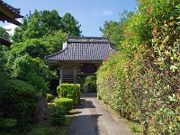 仁王門 第十三世日衍上人の造営する所なり。棟札には寛永三年と訪せらる。明治二十一年に瓦葺に改む。仏法の守護神とされる一対の金剛力士で寺門の左右に安置され、除厄の役をなす。