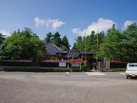 大駐車場より。  根　本　寺　由　緒　　　　　　　山号　塚　原　山  　当山は山号を塚原山とし、全国日蓮宗十大霊跡に列す。昔佐渡国仲村一円の死人の捨て場であったと伝う（大凡七百年前）日蓮聖人、御歳五十歳、最後の法難が佐渡であり、文永八年（１２７１年）十一月一日より翌九年四月半ばに到る迄、住まわれたる聖跡にして、同九年二月には聖人生涯中の一大事と申すべき開目鈔を御著書なされた霊跡である。