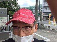 ナント！　トンボが帽子に。　自撮りです。