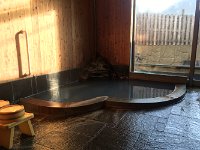 ここも源泉かけ流し・・・硫黄の匂いが強い