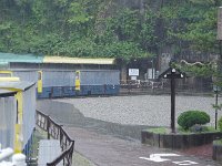 坑道へむかうトロッコ