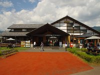 おしゃれな道の駅・・・こんな田舎にと思う。美味しそうなお酒とブルーベリーをゲット！