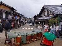 今日はお祭り？　あいにくの雨ですね