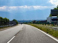 甲府盆地、屋根の反射光が魅力
