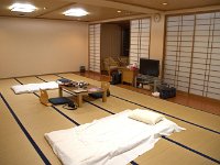広い部屋に二人