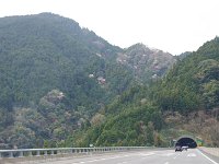 中部縦貫道・・・あちこちに山桜が・・・