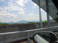 IMG 8515  彼方に武甲山・・・ワイナリーを目指して