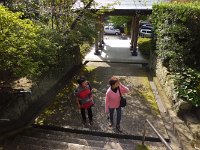 参道を登って