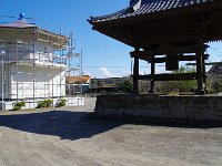 境内を線路が横切っていきます。房総の寺にはこんな景色が多い。土地が狭いですからね。