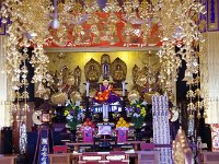 内陣・・・日蓮宗における一般的な一塔両尊四士という勧請様式。文字曼荼羅を仏像で表現？