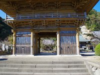 山門（二天門）越しに番神堂を眺む。 京都を舞台に日蓮宗を広めた日像は，三十番神信仰をとり入れて，《法華経》の広まる国土の守護神としてまつった。この後，京都をはじめとする各地の日蓮宗寺院では番神信仰が盛んとなり，境内に番神堂を構えた寺も多い。