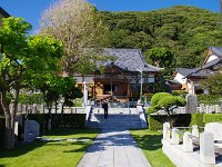 此のお寺さんも庫裡が立派です、本堂より。
