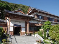 立派な庫裡！　マア実用的だと思いますが・・・