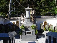 これも裏側に。さらに後を列車が通っています。
