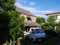 防風林に囲まれた田舎家・・・蔵が侘しい。