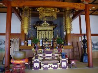 日蓮宗に比べ、質素な内陣ですね。針金宗らしい！