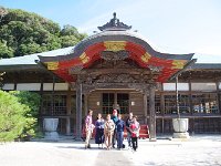 客殿の前で記念写真・・・イイ思い出になりました。