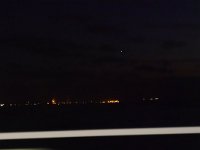 海の向うには京浜工業地帯の明かり。空には飛行機。